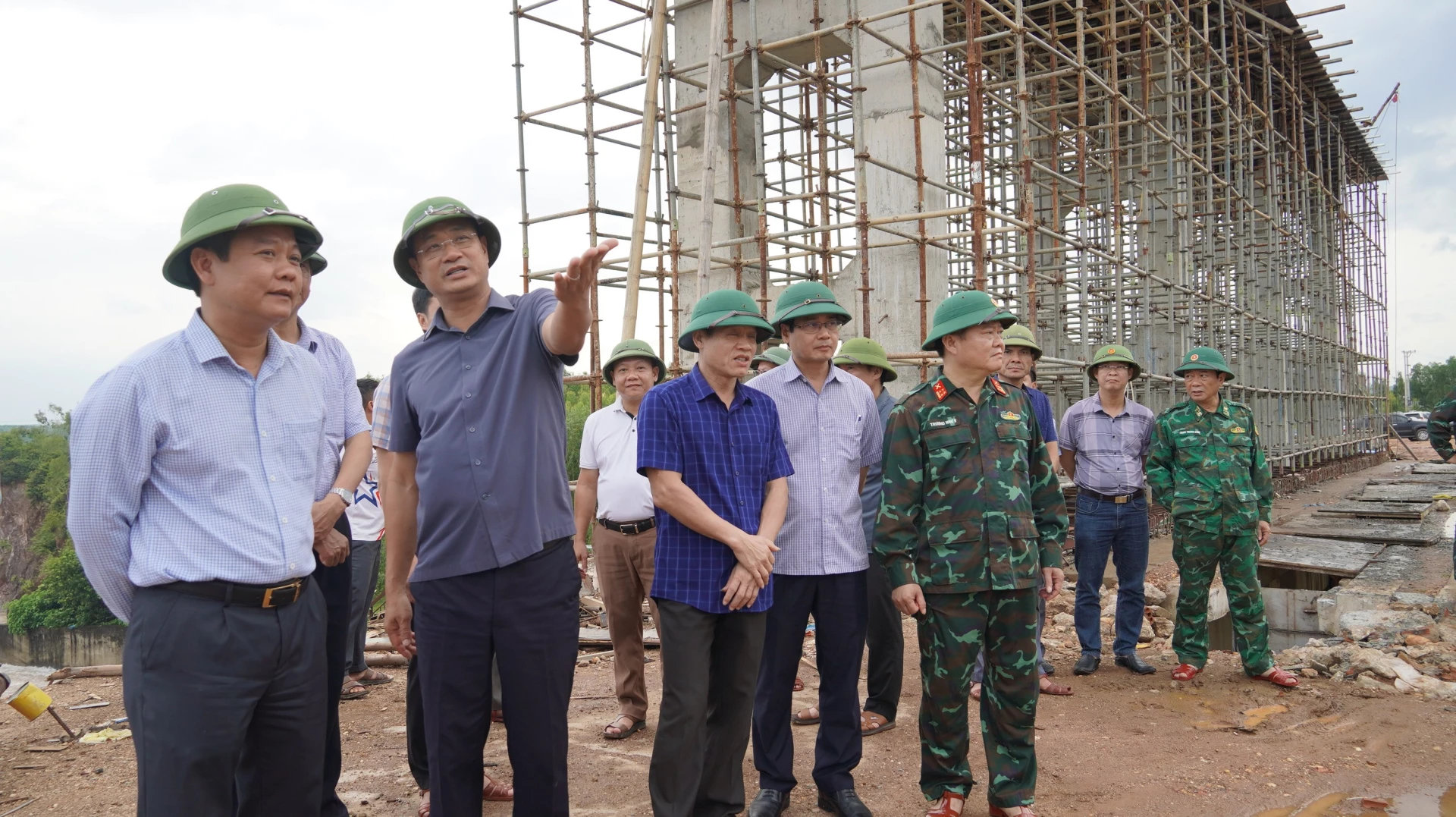 Đồng chí Bí thư Tỉnh ủy Lê Ngọc Quang kiểm tra tại hồ Vực Tròn - Ảnh: QV