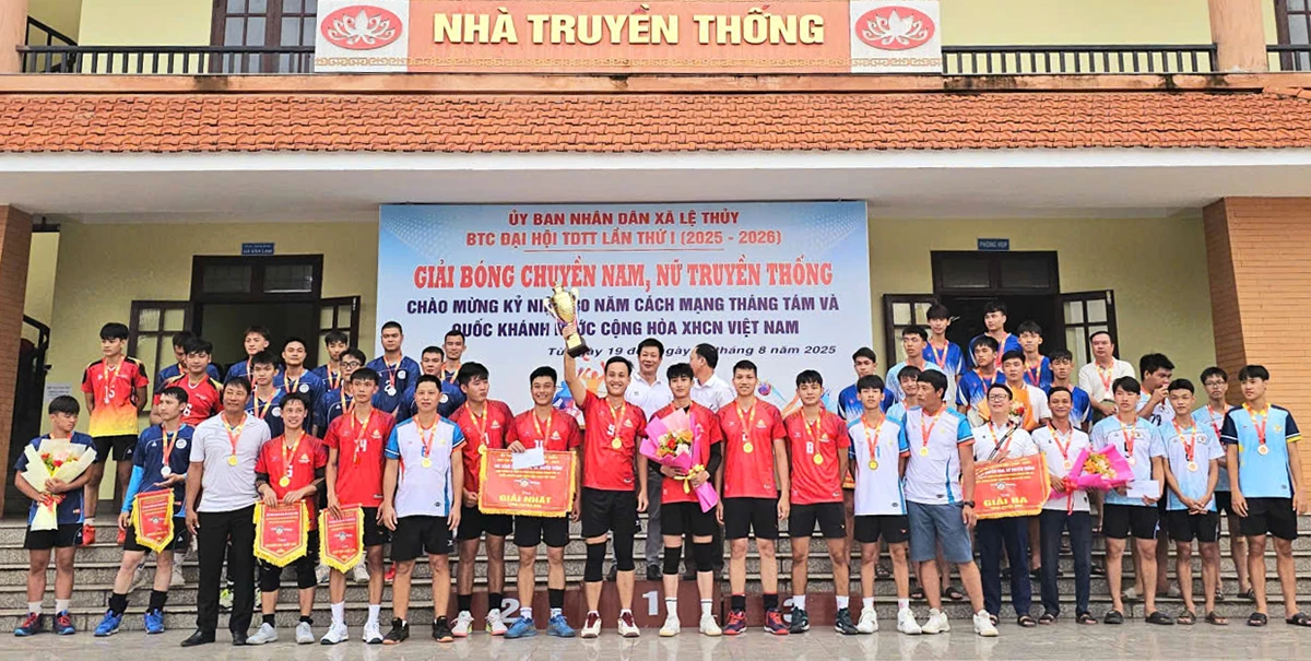 Ban Tổ chức trao giải cho các đội đoạt thành tích cao - Ảnh: N.H