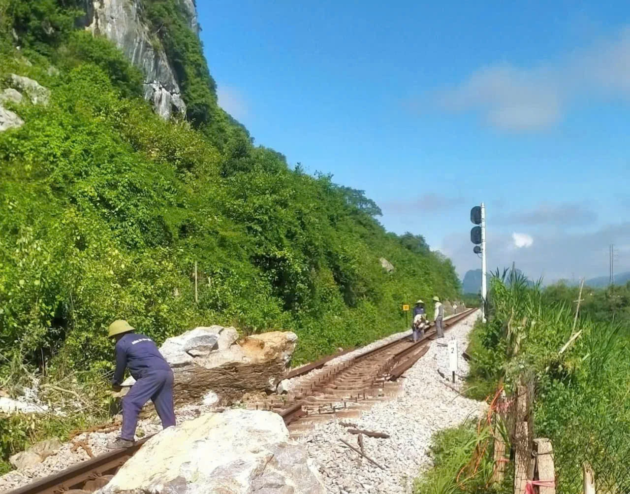 Hiện trường vụ đá rơi xuống đường sắt tại thôn Lạc Sơn - Ảnh: X.V