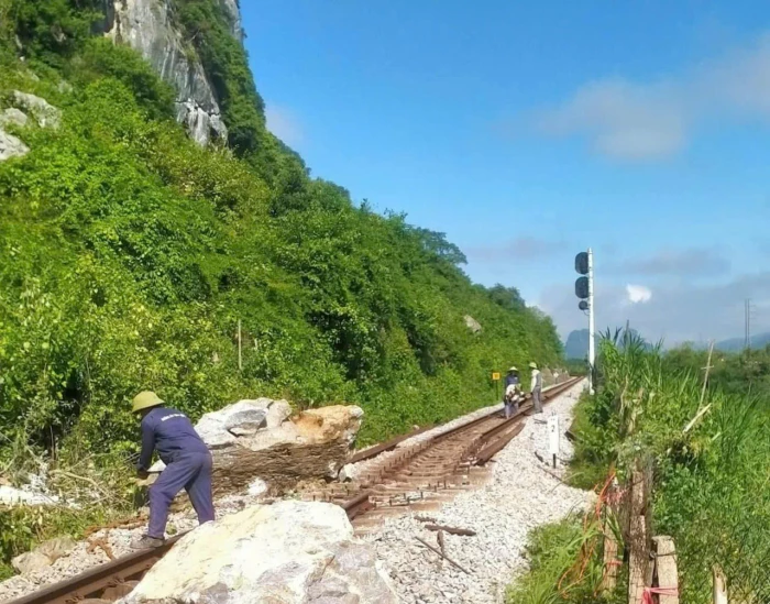 Đường sắt qua thôn Lạc Sơn bị hư hỏng do đá rơi
