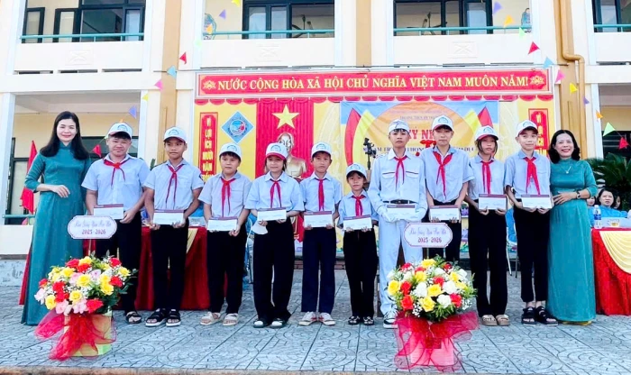 Agribank chi nhánh Lệ Thủy: Hỗ trợ trên 150 triệu đồng giúp học sinh nghèo