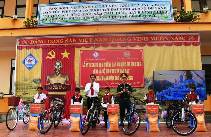 Đoàn Kinh tế - Quốc phòng 79: Trao 210 triệu đồng hỗ trợ học sinh tới trường