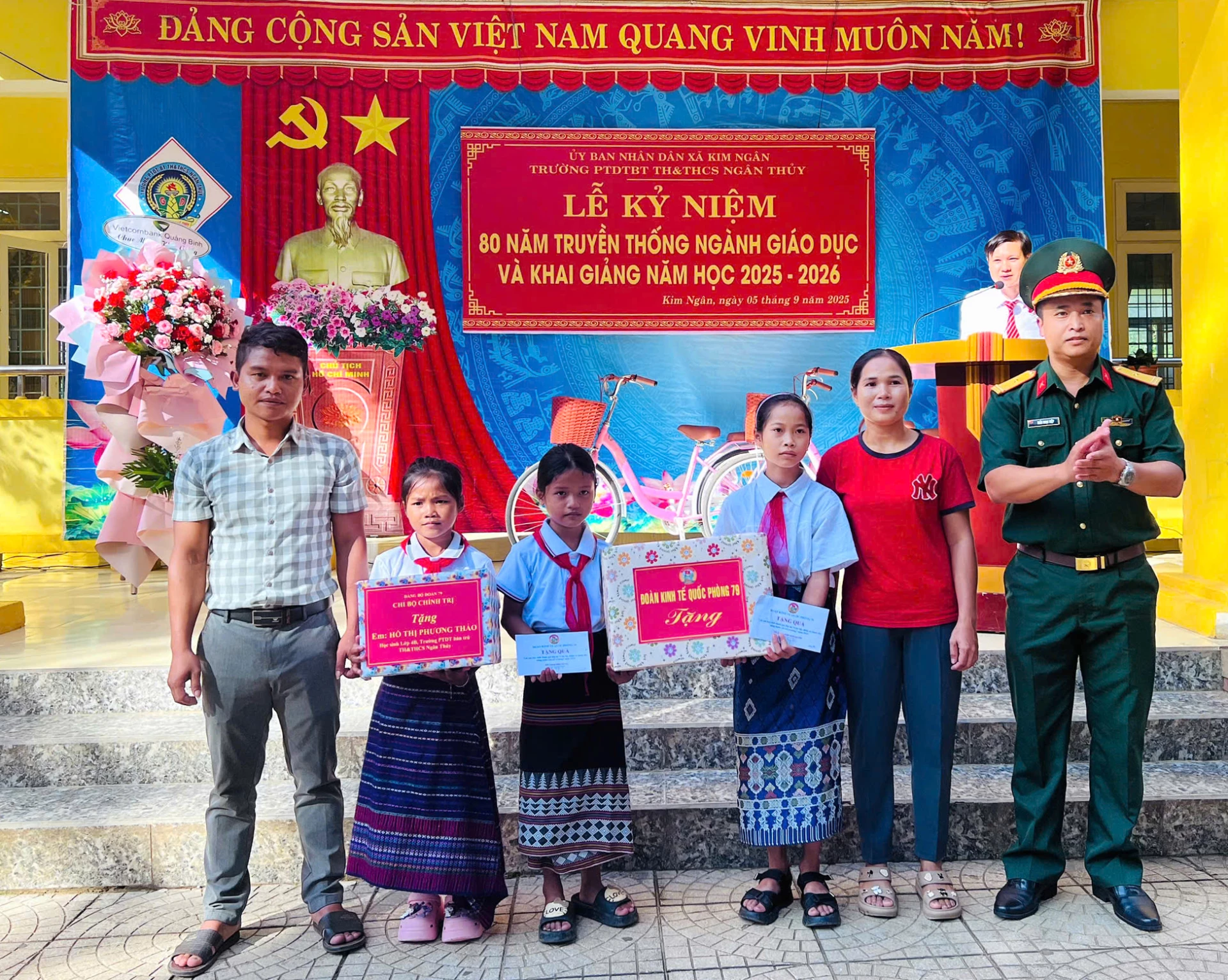 Đoàn Kinh tế-Quốc phòng 79 trao tặng kinh phí, hiện vật cho các em học sinh tại Trường Phổ thông Dân tộc bán trú tiểu học và THCS Ngân Thủy - Ảnh: N.H