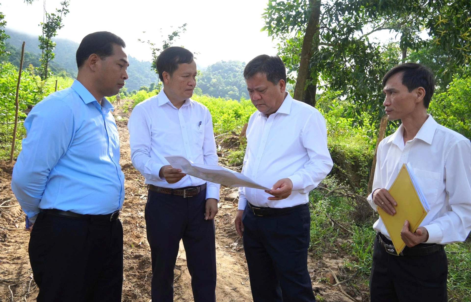 Chủ tịch UBND tỉnh Trần Phong kiểm tra địa điểm dự kiến xây dựng trụ sở xã Đakrông mới - Ảnh: Trung Đức