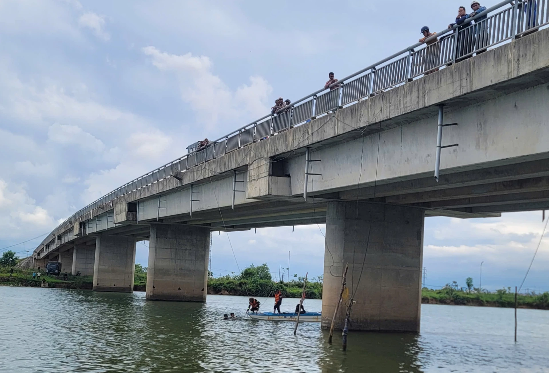 Vị trí tìm thấy thi thể nạn nhân ngay khu vực chân cầu Bạch Đằng - Ảnh: CAQT
