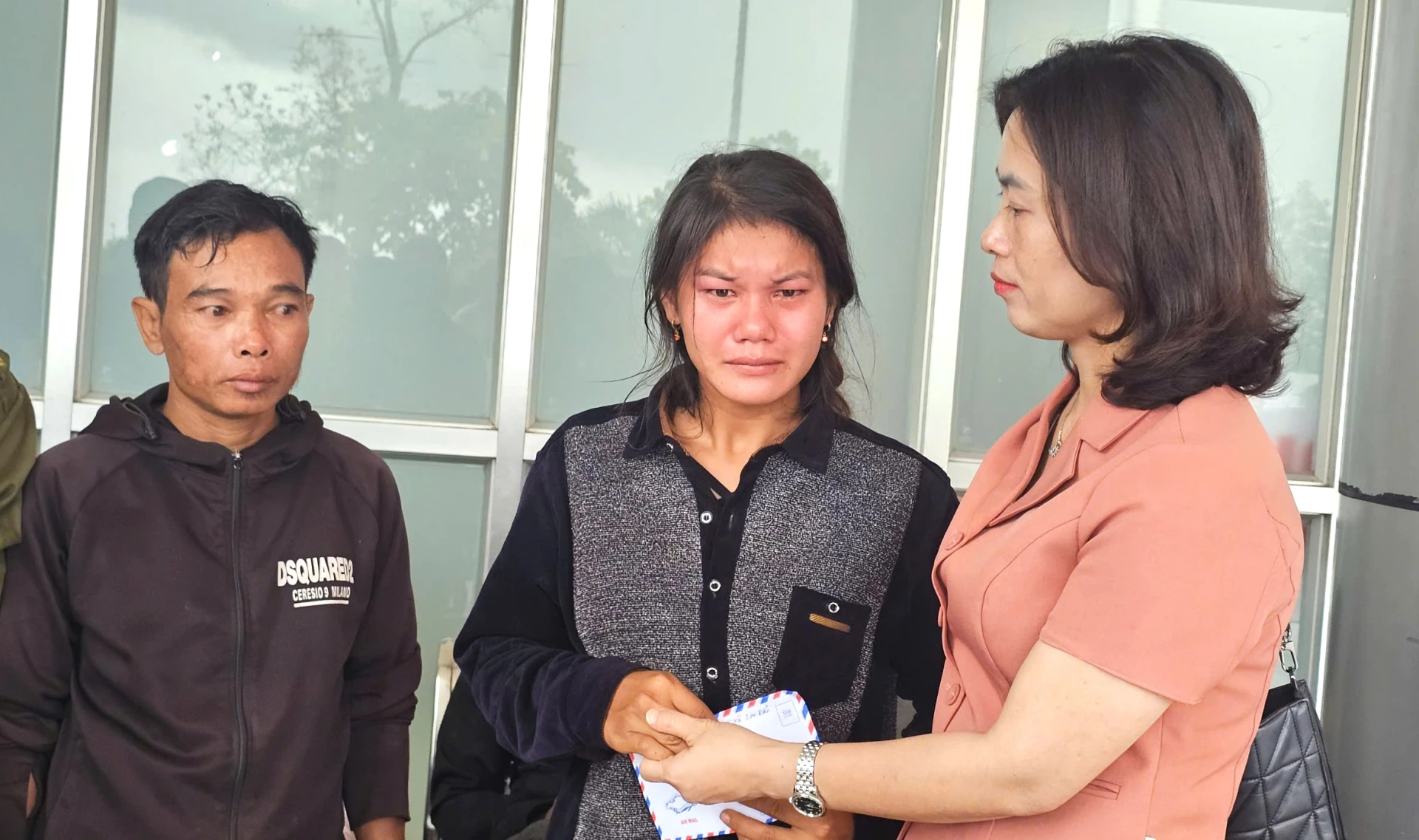 Lãnh đạo xã Lao Bảo thăm hỏi người nhà các nạn nhân đang cấp cứu tại Bệnh viện Đa khoa tỉnh - Ảnh: L.T