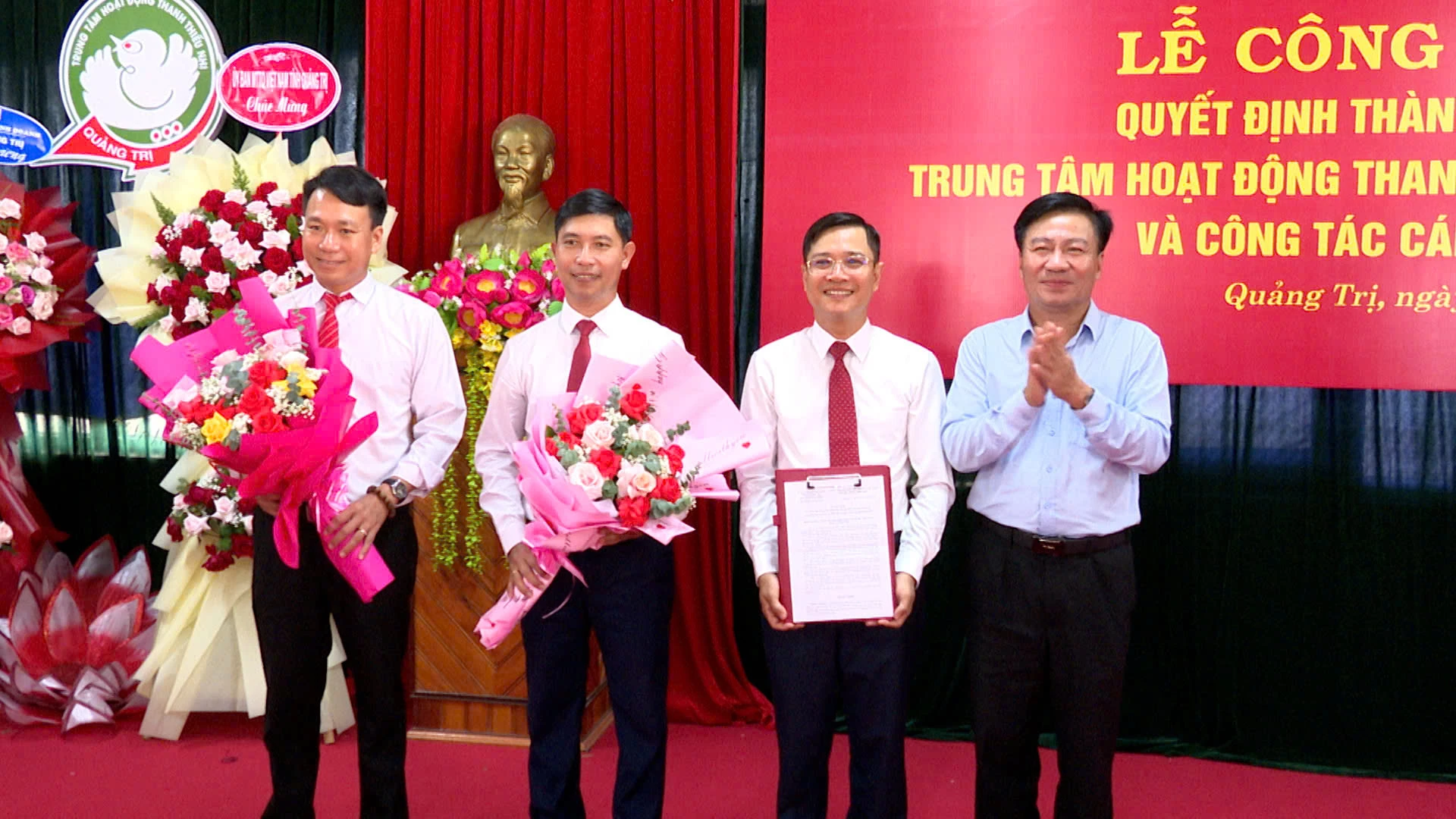 Đồng chí Đào Mạnh Hùng, UVBTT, Phó Chủ tịch TT UBMT Việt Nam tỉnh tặng hoa chúc mừng 