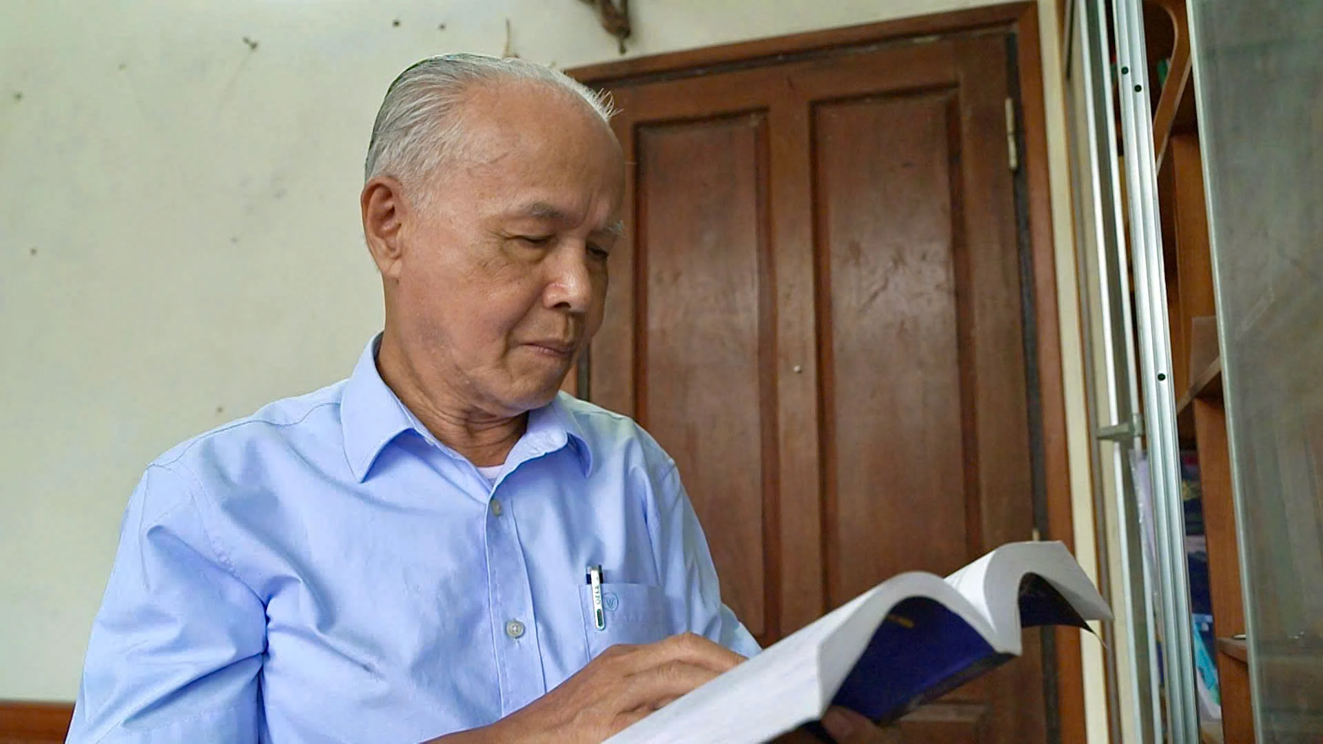 Ông Hồ Duy Thiện say mê đọc sách, duy trì thói quen học tập suốt đời - Ảnh: M.H