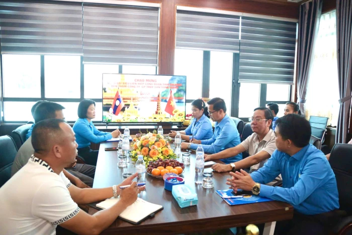 Liên hiệp Công đoàn tỉnh Salavan thăm, làm việc với Công ty Cổ phần Thủy sản Sông Gianh