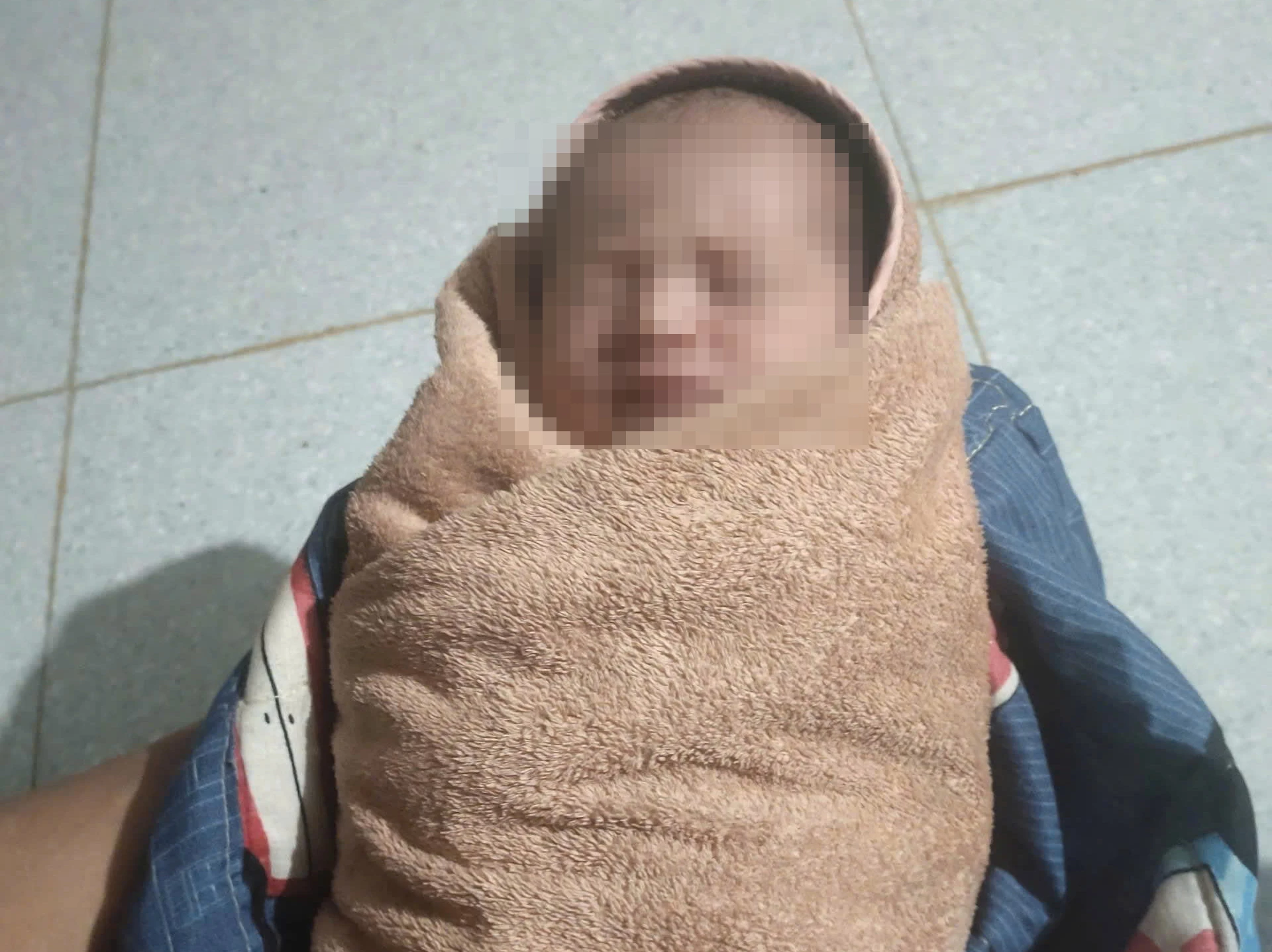Hiện sức khoẻ cháu bé sơ sinh ổn định, được tình nguyện viên hỗ trợ chăm sóc - Ảnh: L.T