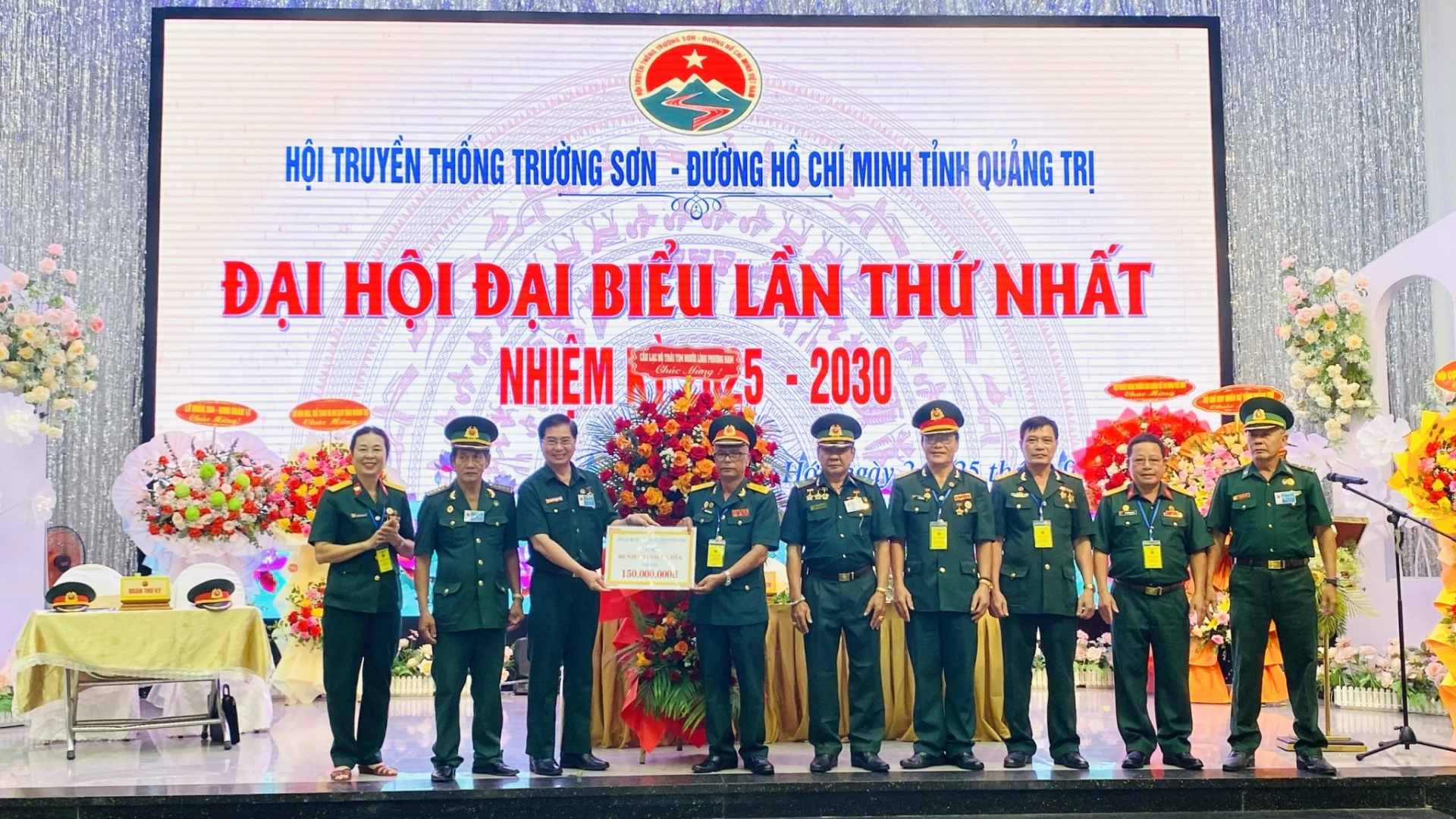 CLB Trái tim người lính Phương Nam hỗ trợ 150 triệu đồng để xây 03 nhà tình nghĩa cho hội viên khó khăn - Ảnh: T.L
