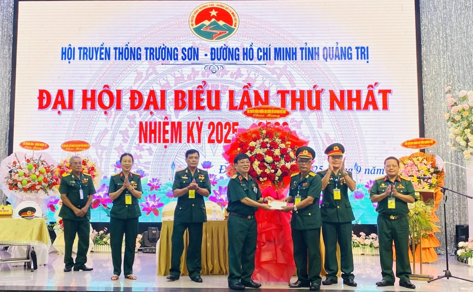 Thiếu tướng Lương Sỹ Nhung - Phó Chủ tịch Hội truyền thống Trường Sơn - Đường Hồ Chí Minh Việt Nam tặng hoa và quà chúc mừng Đại hội - Ảnh: T.L