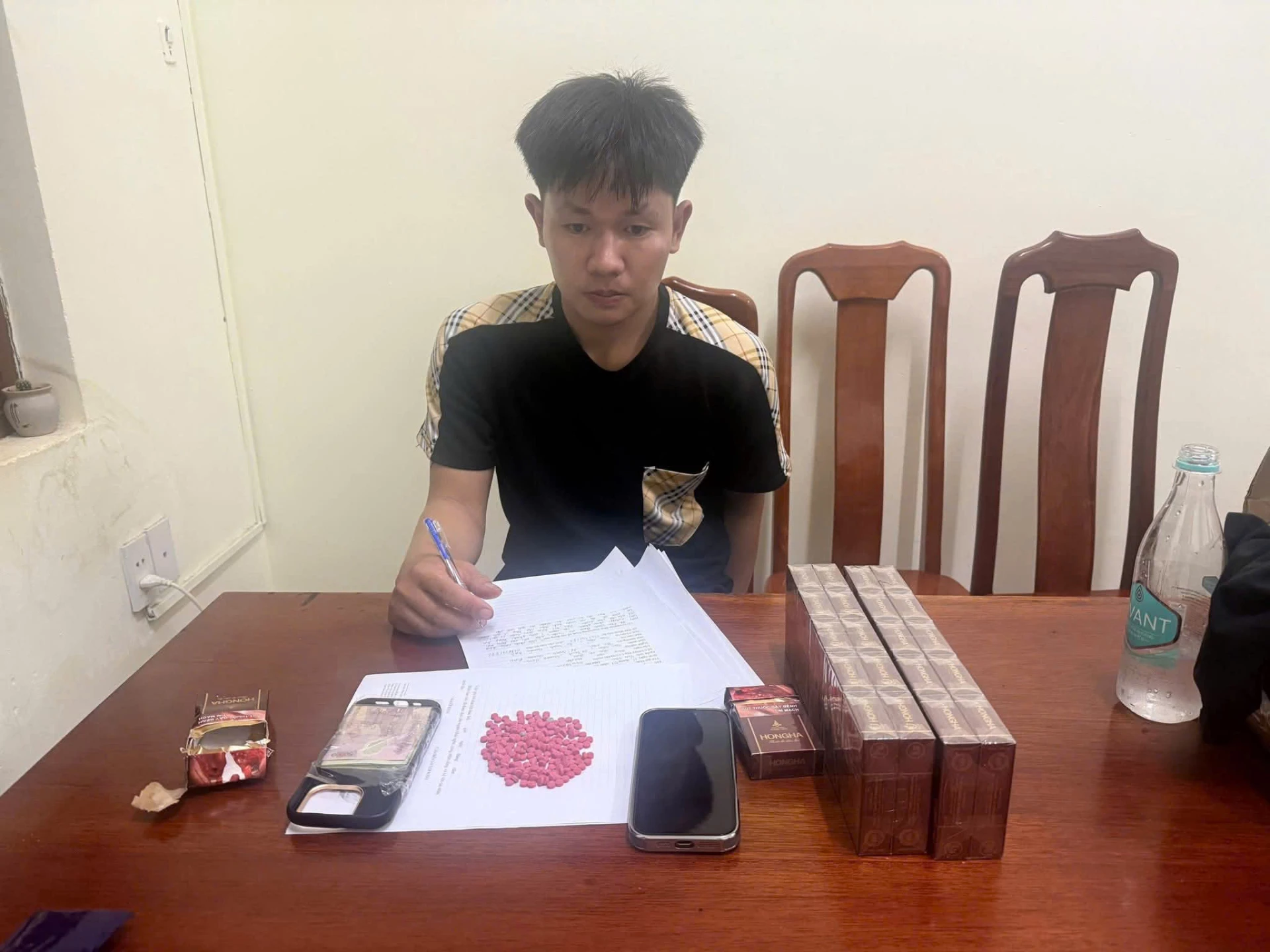 Đối tượng Phan Anh Tú cùng số tang vật bị thu giữ - Ảnh: T.Đ