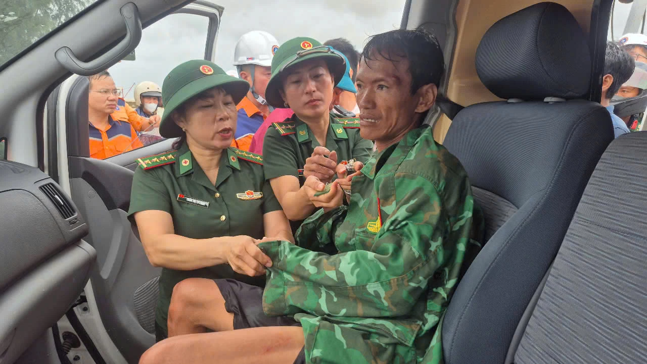 Ngư dân đưa đến nơi an toàn chăm sóc sức khỏe - Ảnh: H.N