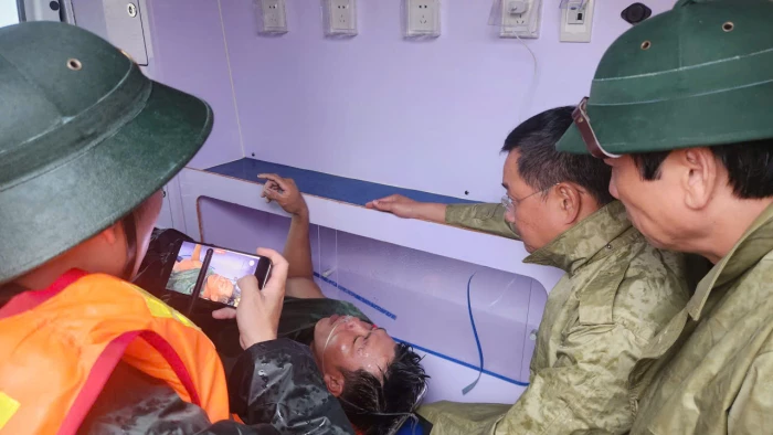 Cứu thêm 1 ngư dân vào bờ an toàn