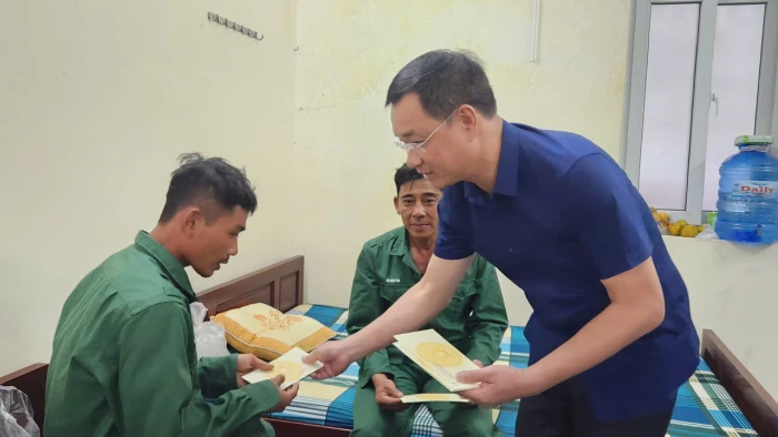 Đồng chí Bí thư Tỉnh ủy thăm, động viên các ngư nhân gặp nạn trên biển