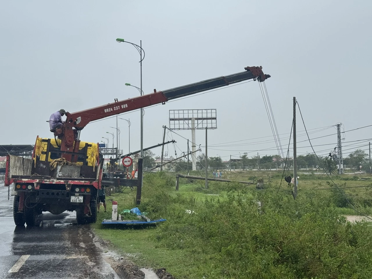 Công nhân ngành điện khẩn trương khắc phục sự cố lưới điện - Ảnh: N.H 