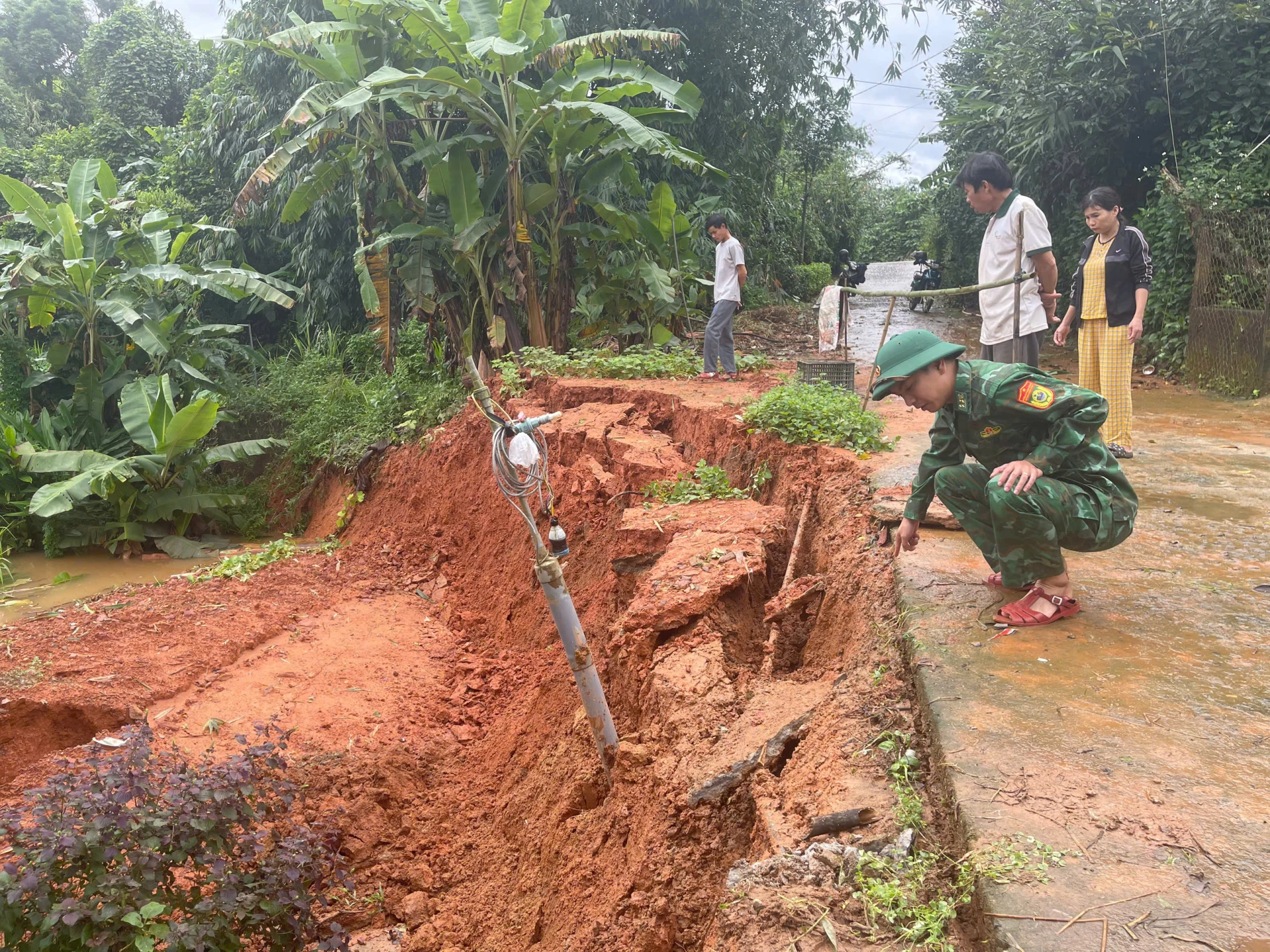 Khu vực nhà dân cách đường Hồ Chí Minh nhánh Tây khoảng 15m thuộc thôn Cổ Nhổi xuất hiện vị trí có nguy cơ sạt lở - Ảnh: L.T