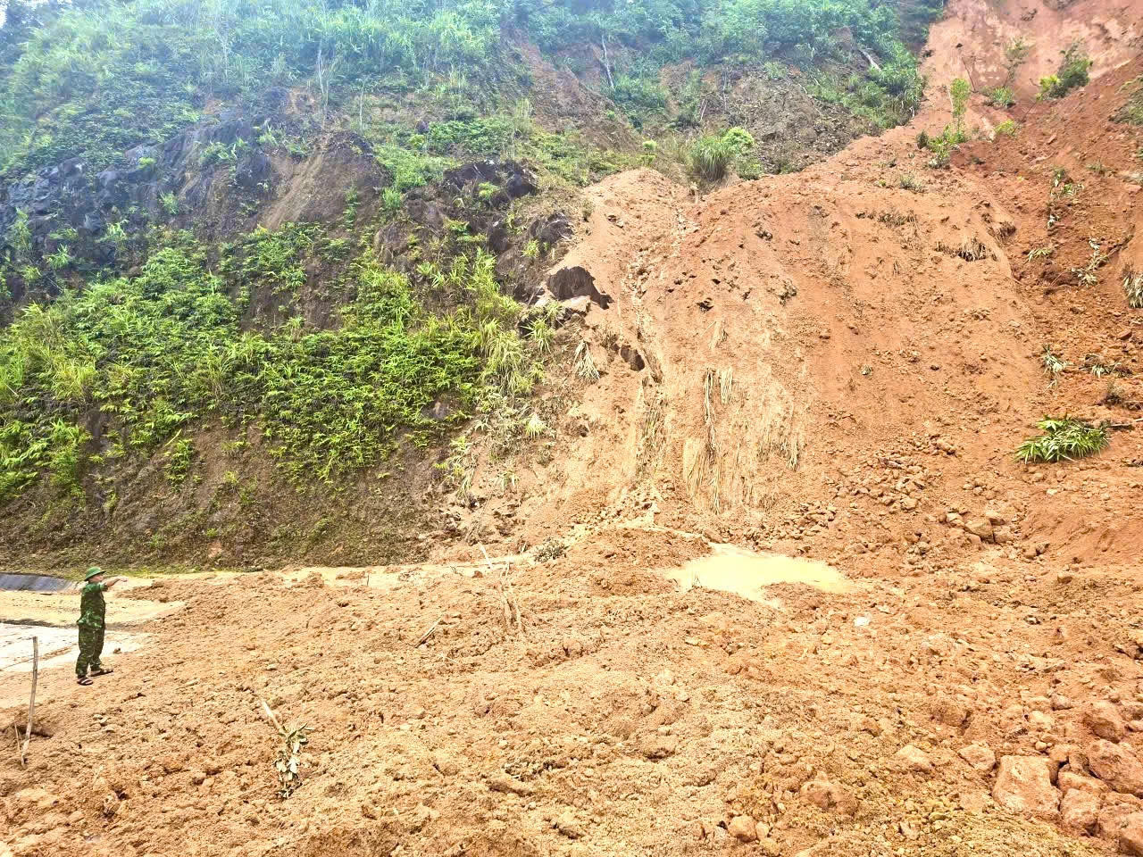 Tại Km 201+ 500 gần Khu Bảo tồn thiên nhiên Bắc Hướng Hoá trên đèo Sa Mù hướng đi xã Hướng Lập xuất hiện điểm sạt lở đất đá - Ảnh: L.T