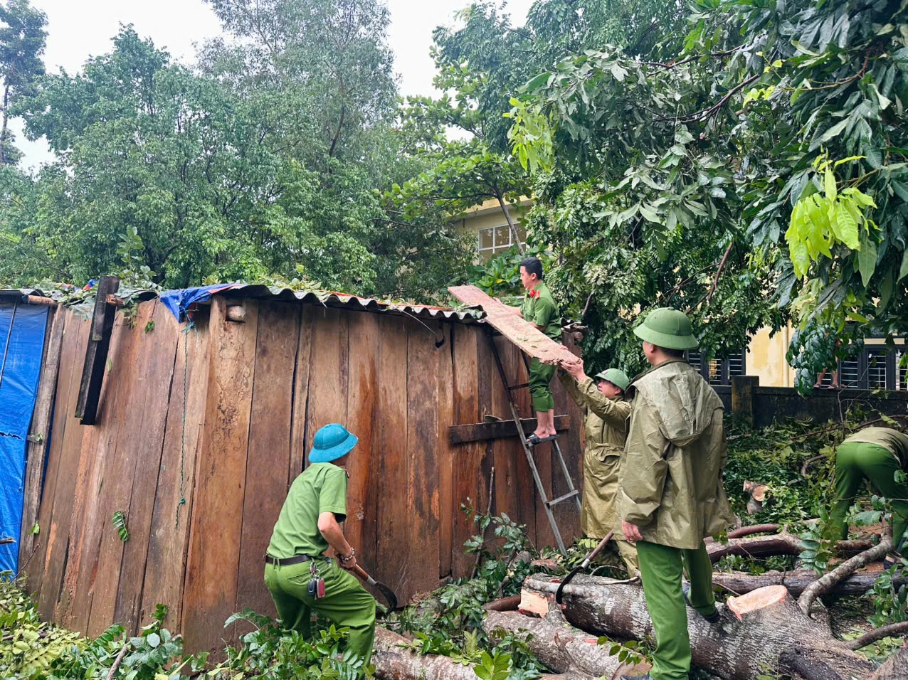 Lực lượng Công an giúp dân dựng lại nhà sau bão  - Ảnh: T.T
