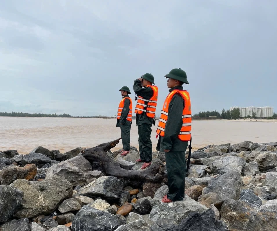 Lực lượng BĐBP Quảng Trị triển khai lực lượng tìm kiếm 2 thuyền viên đang mất tích dọc bờ biển Cửa Việt - Ảnh: L.T