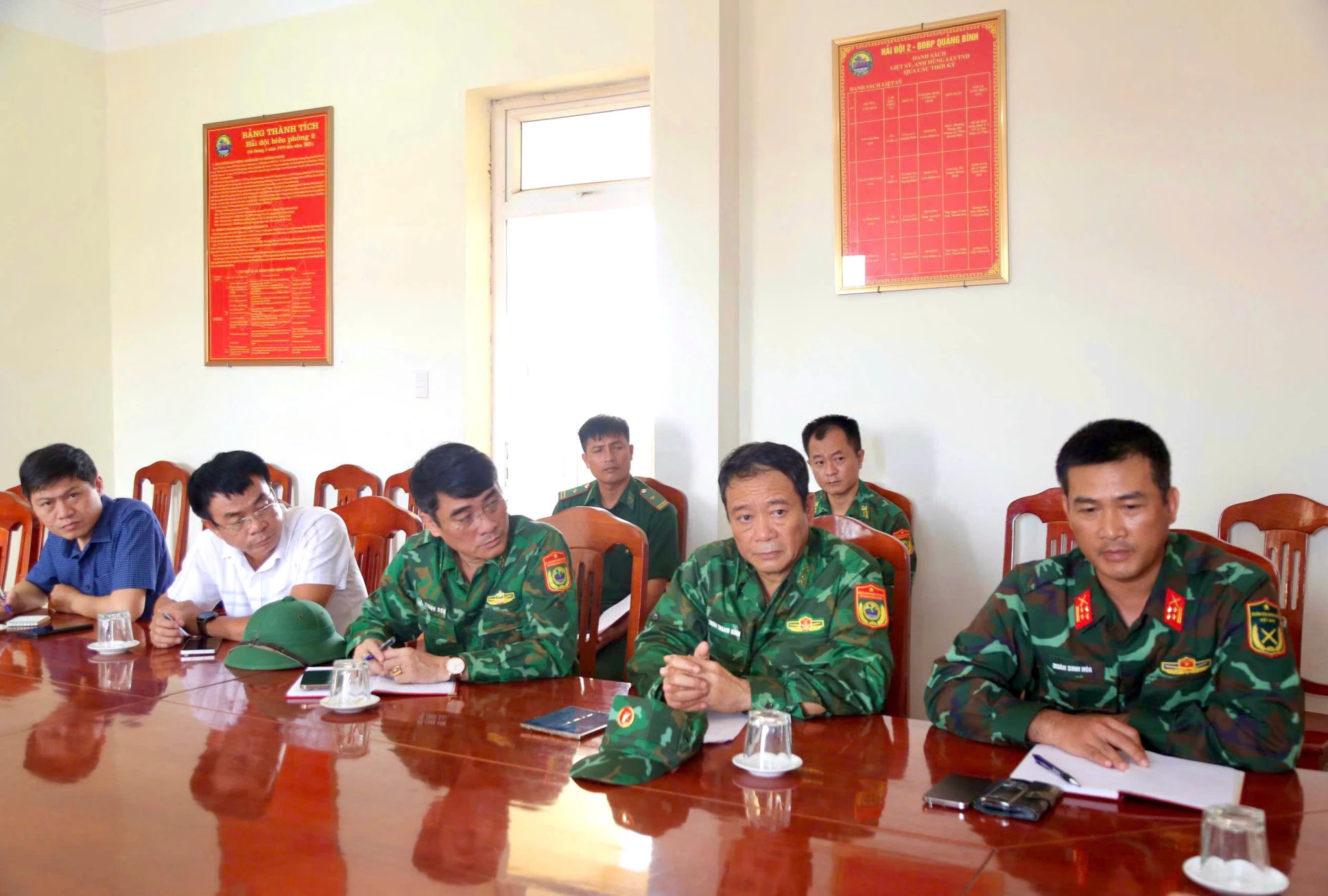 Đại tá Đoàn Sinh Hòa, Chỉ huy trưởng Bộ Chỉ huy Quân sự tỉnh báo cáo đề xuất phương án tìm kiếm các thuyền viên và trục vớt tàu thuyền - Ảnh: M.Đ