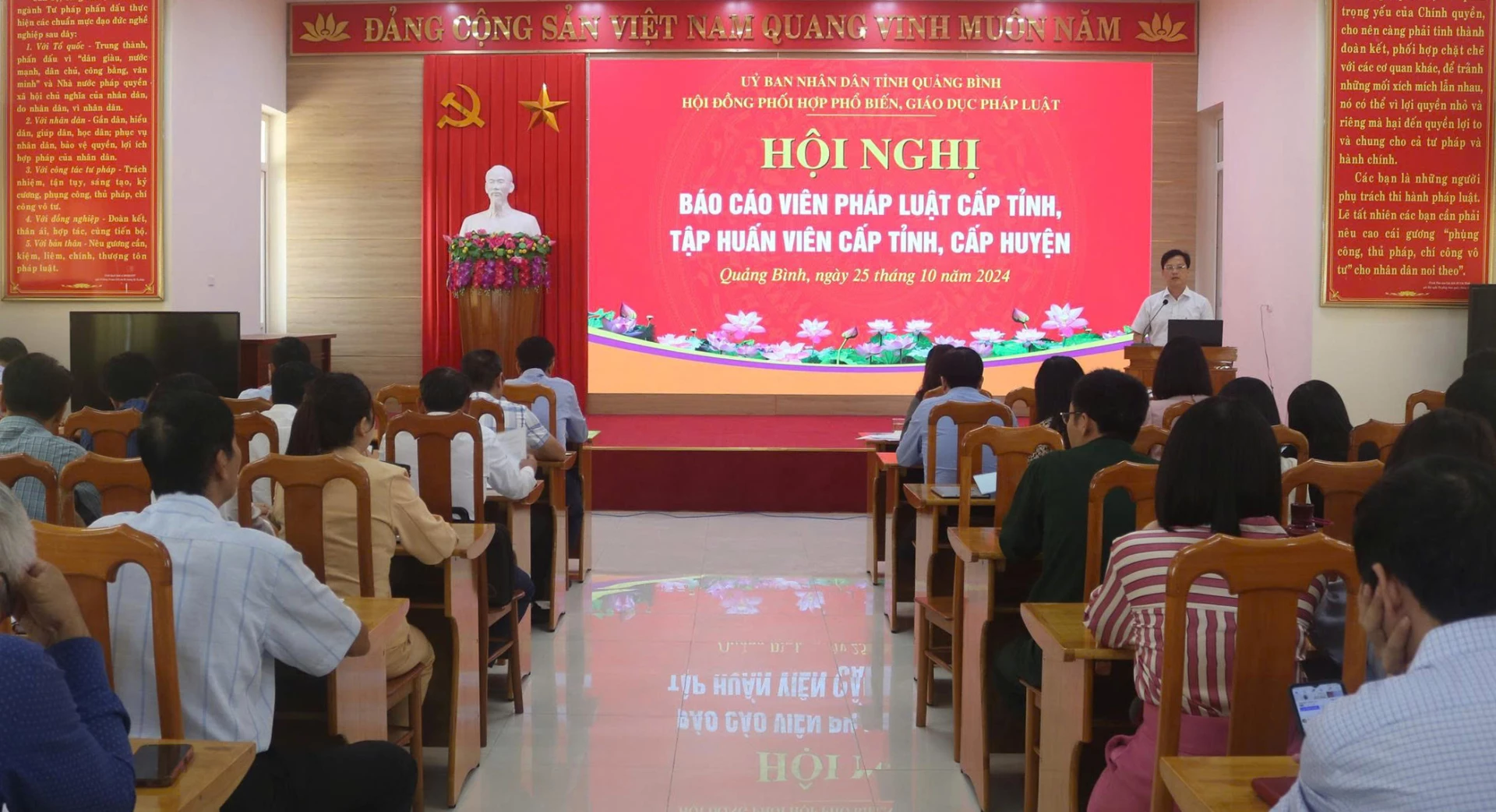 Hội đồng phối hợp, phổ biến, giáo dục pháp luật tỉnh lồng ghép tuyên truyền Luật Tiếp cận thông tin và Nghị định 13 tại hội nghị - Ảnh: T.L