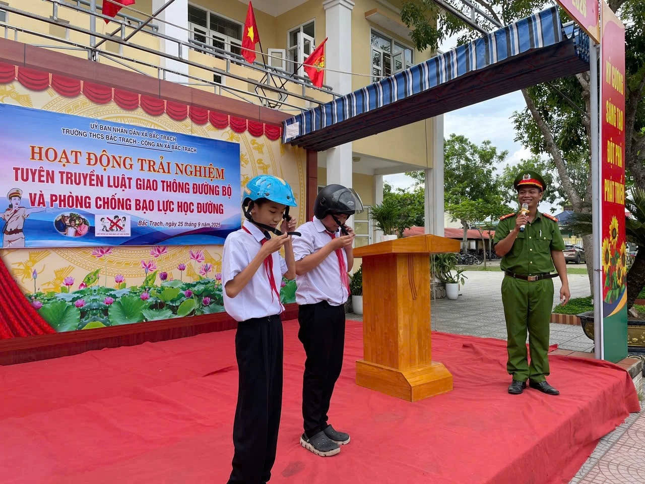 Công an các xã, phường phối hợp với các trường học triển khai thoạt động TTPBGD pháp luật ATGT cho học sinh- Ảnh: T.L