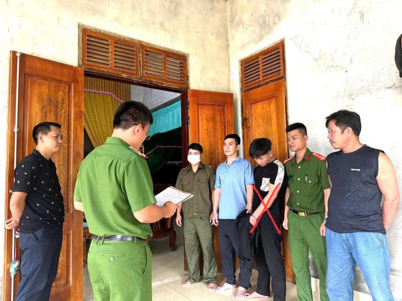 Cơ quan Công an đọc quyết định tạm giữ hình sự đối tượng Tú - Ảnh: T.Đ