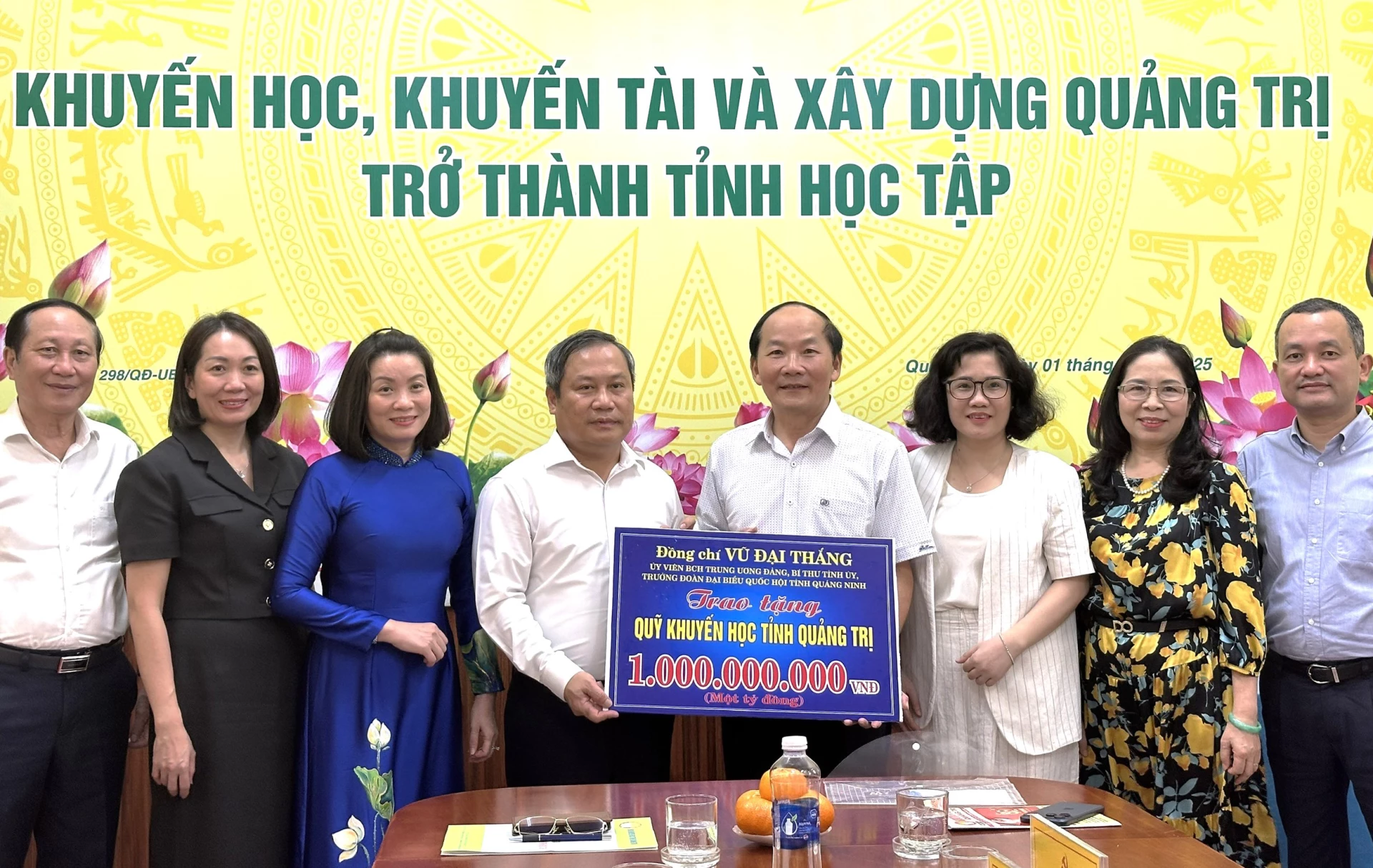 Đồng chí Bí thư Tỉnh ủy Quảng Ninh Vũ Đại Thắng trao biển tượng trưng hỗ trợ 1 tỉ đồng cho quỹ khuyến học tỉnh Quảng Trị - Ảnh: Hoàng Linh