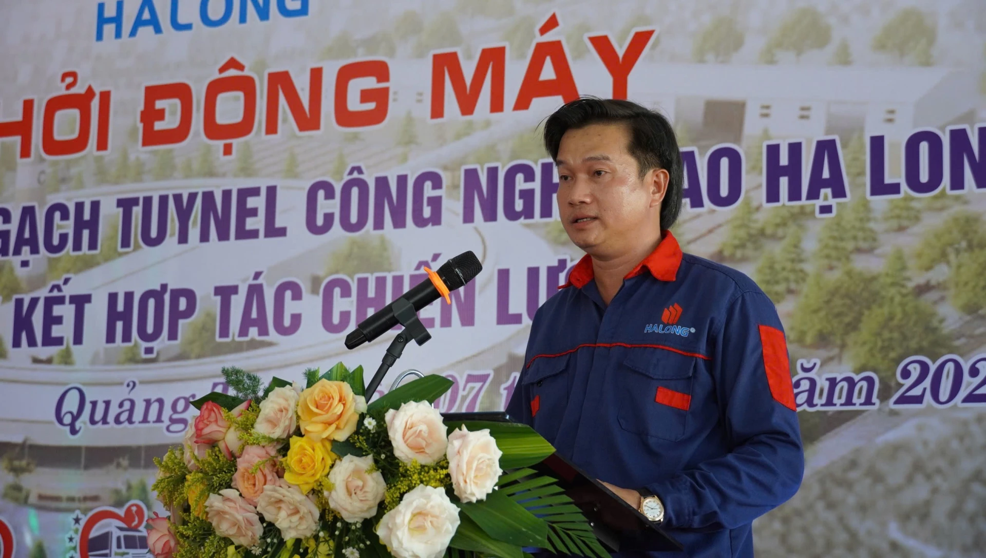 Ông Nguyễn Xuân Tân, Tổng giám đốc công ty Cổ phần Gốm cao cấp Hạ Long phát biểu tại buổi lễ- Ảnh: T.H