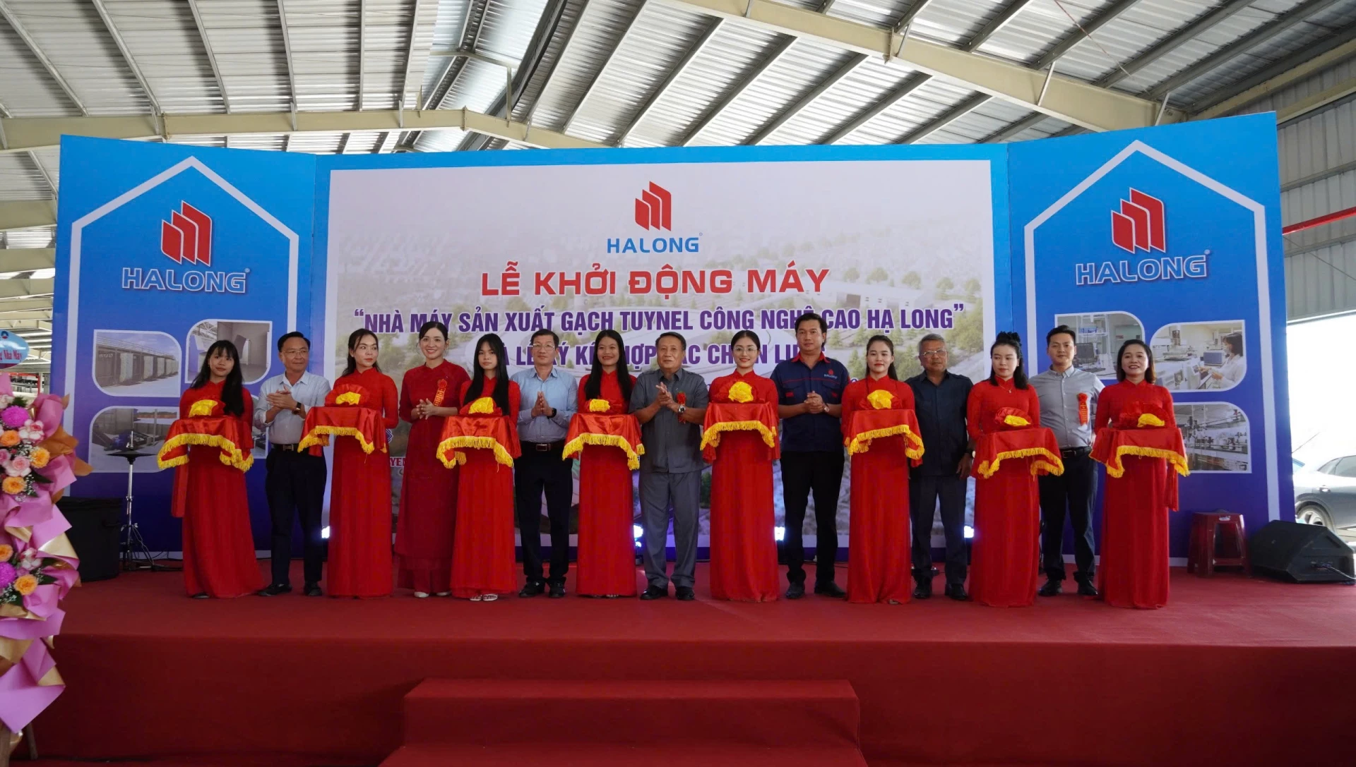 Các đại biểu thực hiện nghi thức cắt băng khởi động máy Nhà máy gạch Tuynel công nghệ cao Hạ Long - Ảnh: T.H
