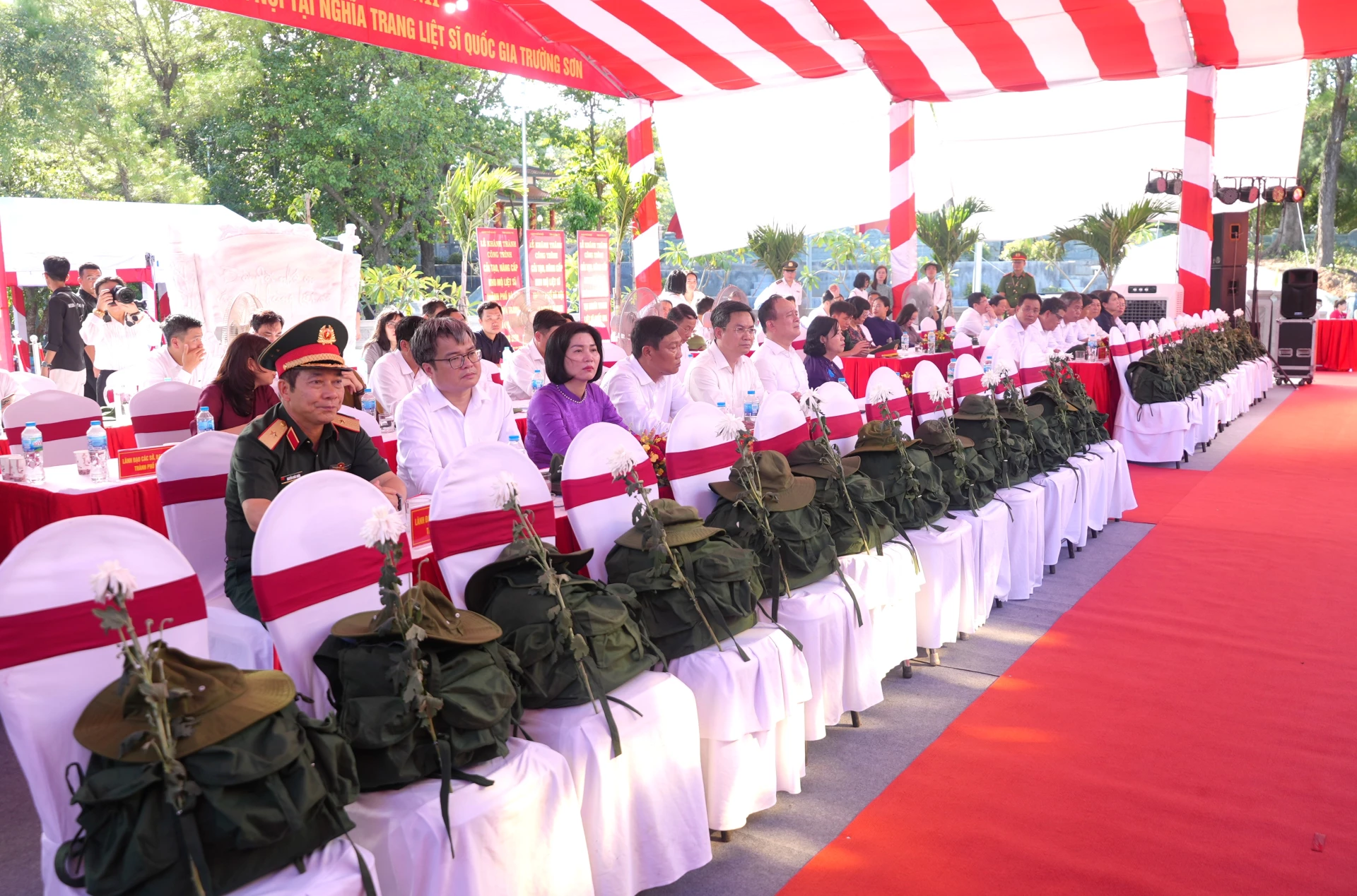 Quang cảnh lễ khánh thành Dự án cải tạo, nâng cấp khu mộ liệt sĩ thành phố Hà Nội tại Nghĩa trang liệt sĩ Quốc gia Trường Sơn - Ảnh: Trung Đức
