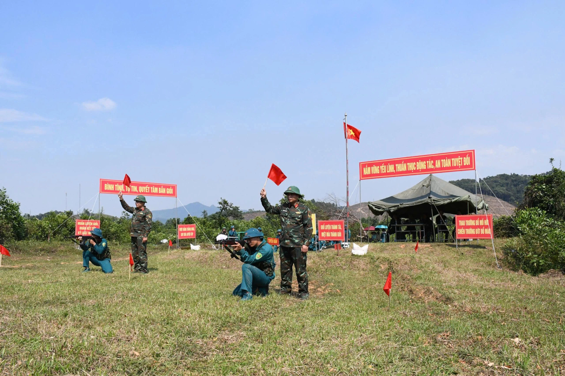 
Ảnh: Lực lượng dân quân tự vệ được xây dựng vững mạnh, rộng khắp, chất lượng ngày một nâng lên - Ảnh: N.H