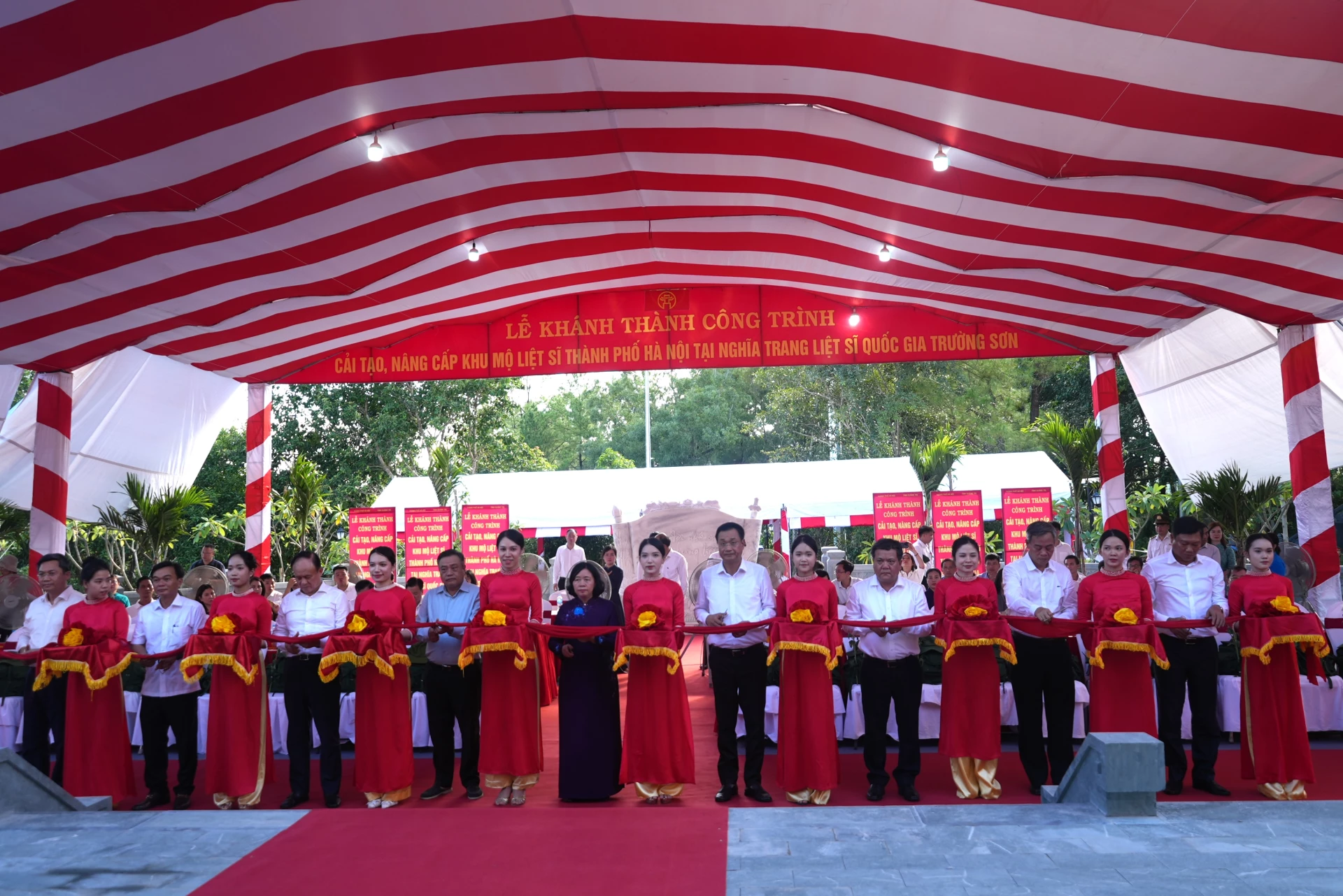 Các đại biểu cắt băng khánh thành Dự án cải tạo, nâng cấp khu mộ liệt sĩ thành phố Hà Nội tại Nghĩa trang liệt sĩ Quốc gia Trường Sơn - Ảnh: Trung Đức