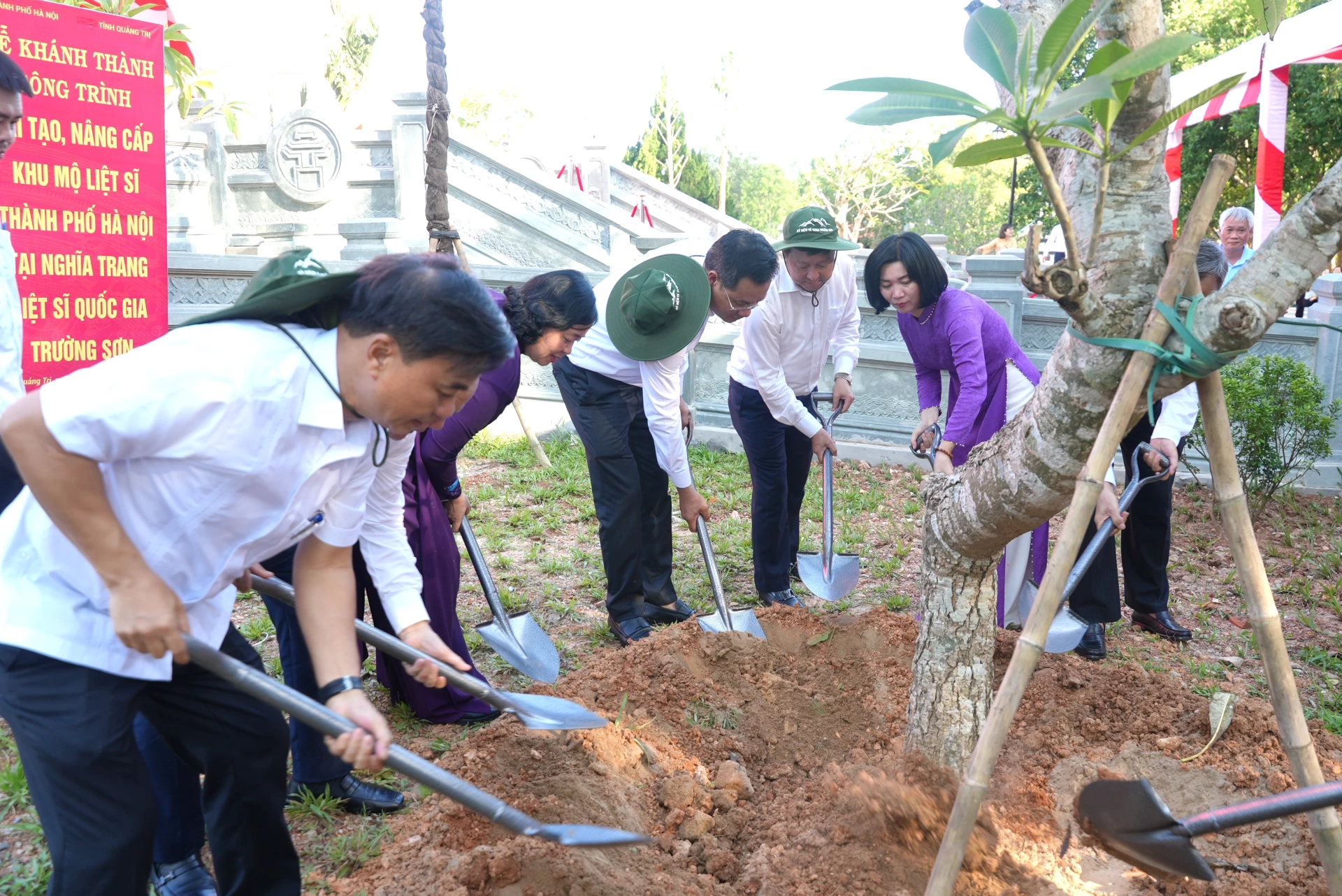Các đại biểu trồng cây lưu niệm tại Nghĩa trang Liệt sĩ Quốc gia Trường Sơn, tỉnh Quảng Trị - Ảnh: Trung Đức