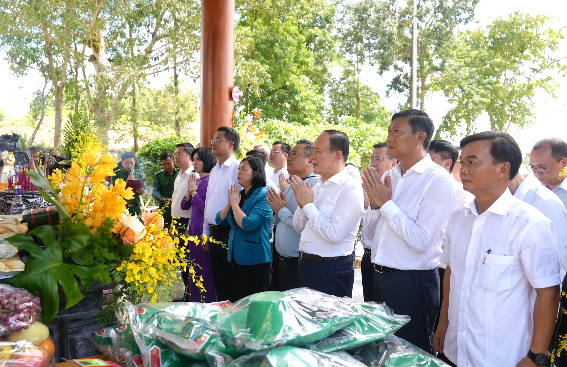 Các đại biểu dâng hương tại Di tích lịch sử Quốc gia Bến phà 2 Long Đại - Ảnh: Trung Đức