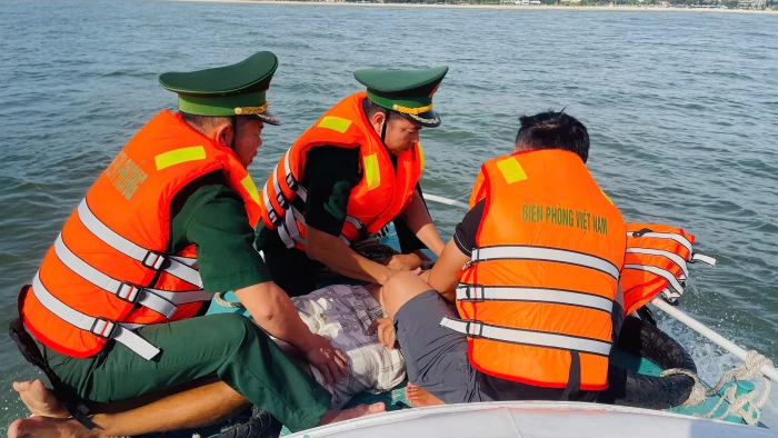 Đồn Biên phòng Nhật Lệ phối hợp cấp cứu ngư dân bị tai biến