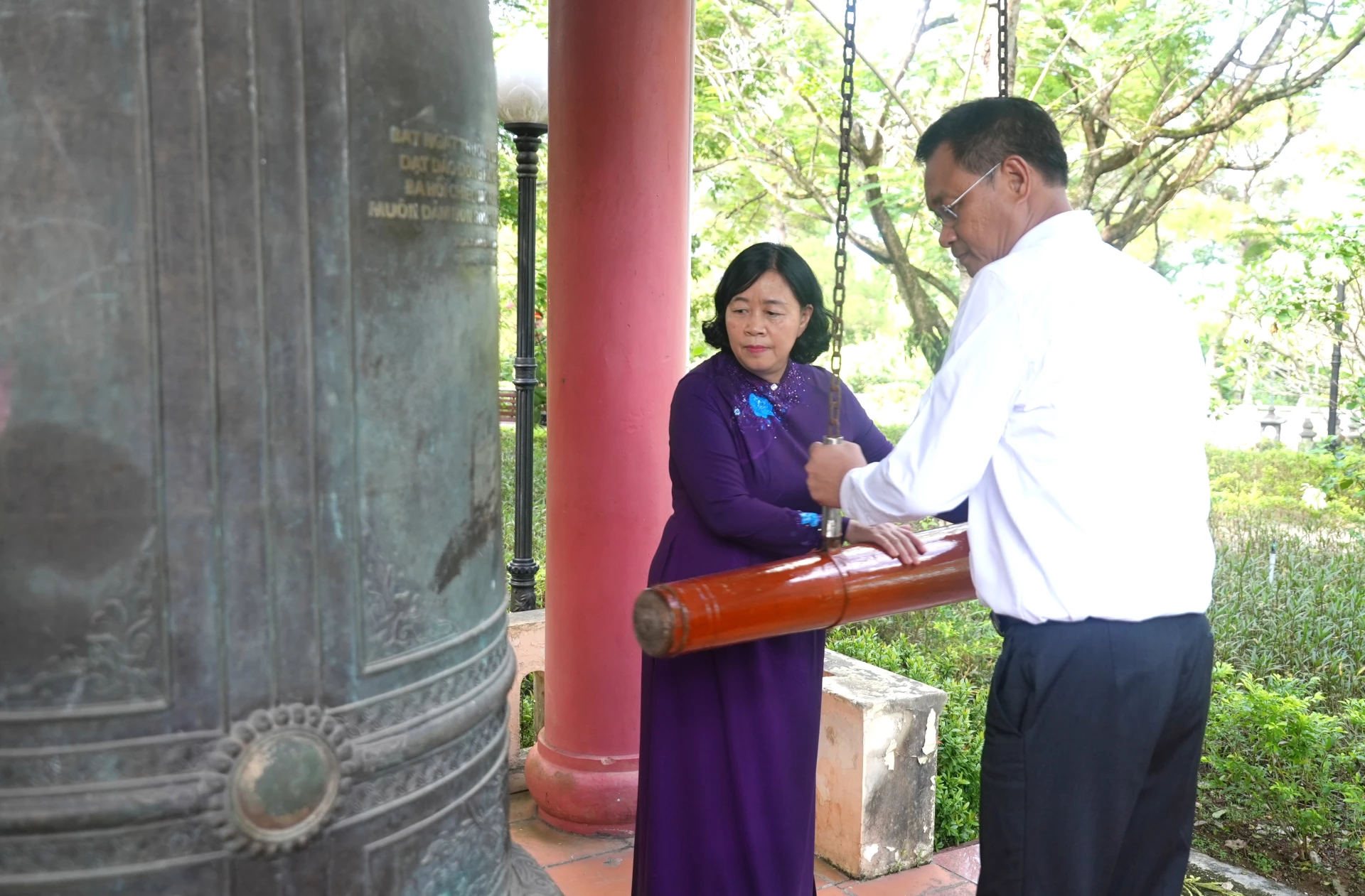 Đồng chí Bùi Thị Minh Hoài, Bí thư Thành ủy Hà Nội và đồng chí Lê Ngọc Quang, Bí thư Tỉnh ủy Quảng Trị thực hiện nghi thức thỉnh chuông tại Đài tưởng niệm Nghĩa trang liệt sĩ Quốc gia Trường Sơn - Ảnh: Trung Đức
