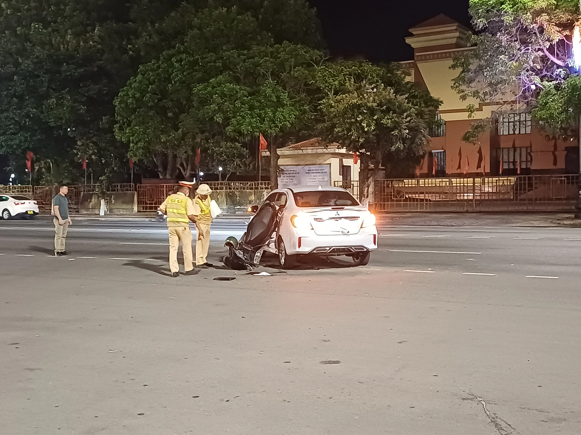 Lực lượng chức năng xử lý vụ tai nạn giao thông tại phường Đồng Hới- Ảnh: T.L