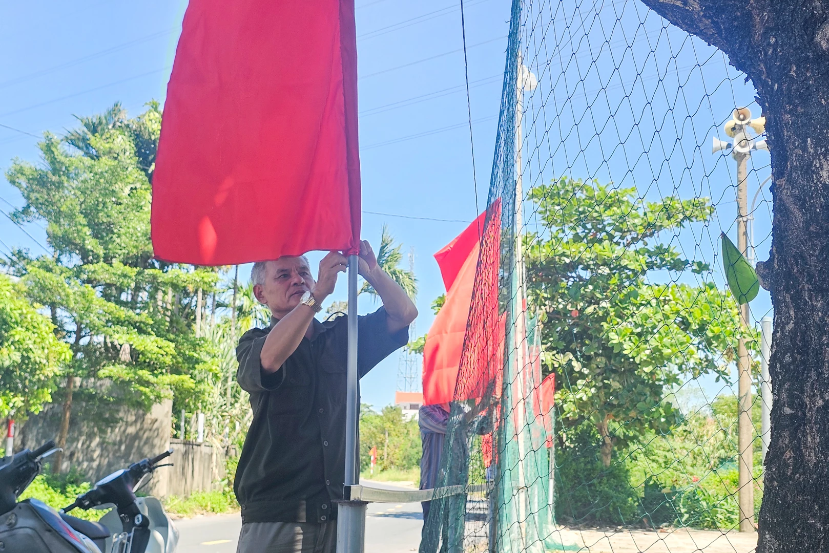 Người dân Tổ dân phố 1 Mỹ Cương, phường Đồng Sơn khẩn trương trang trí cờ hướng về ngày hội lớn của tỉnh nhà