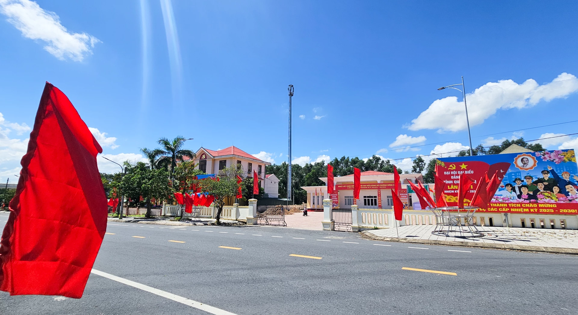 Các tuyến đường ở phường Đồng Sơn rực rỡ cờ hoa trong ngày nắng đẹp hướng về ngày hội trọng đại của quê hương