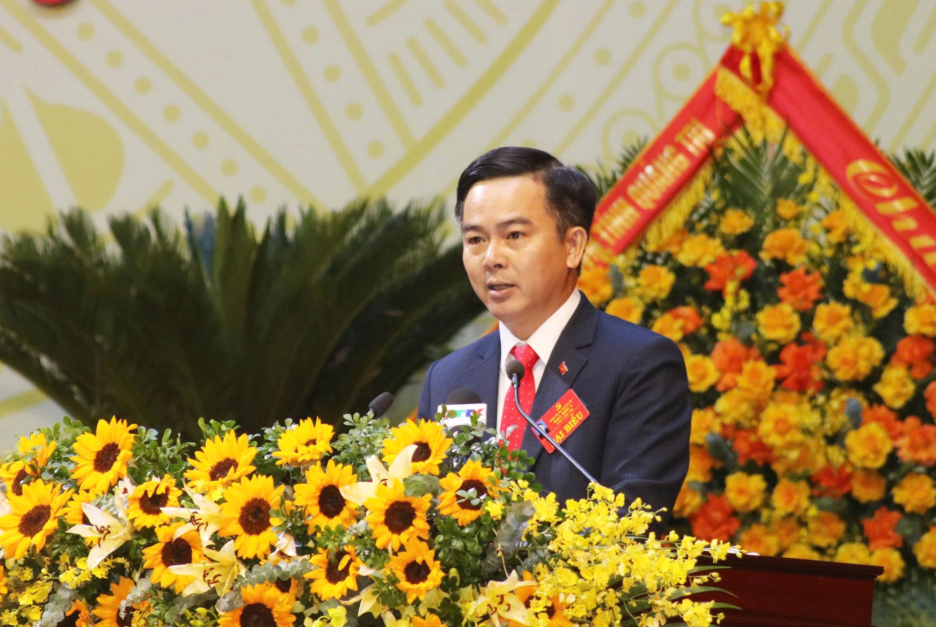 Đồng chí Trần Nhật Quang, Tỉnh ủy viên, Bí thư Đảng ủy, Chủ tịch HĐND xã Vĩnh Linh góp ý vào dự thảo Báo cáo tổng kết 15 năm thi hành Điều lệ Đảng (2011-2025) và đề xuất, định hướng bổ sung, sửa đổi Điều lệ Đảng.