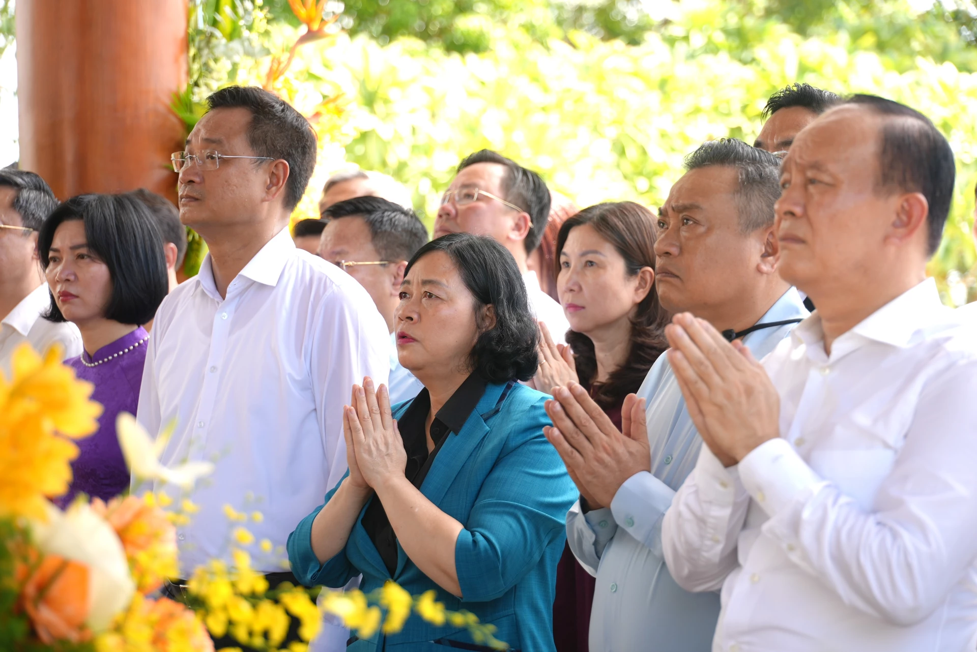 Đồng chí Bùi Thị Minh Hoài, Bí thư Thành ủy Hà Nội và đồng chí Lê Ngọc Quang, Bí thư Tỉnh ủy Quảng Trị tri ân các anh hùng liệt sĩ - Ảnh: Trung Đức
