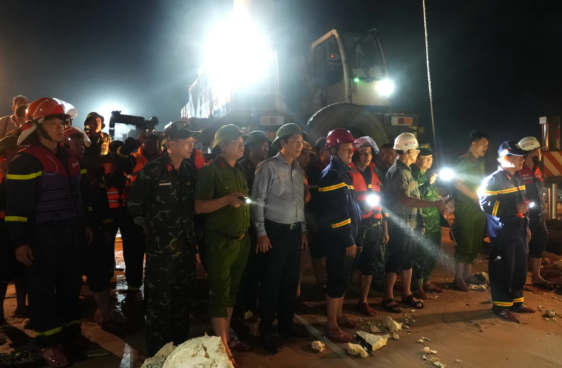 Nhiều lực lượng đã được huy động để tham gia cứu nạn, cứu hộ và tìm kiếm thuyền viên mất tích - Ảnh: Trung Đức