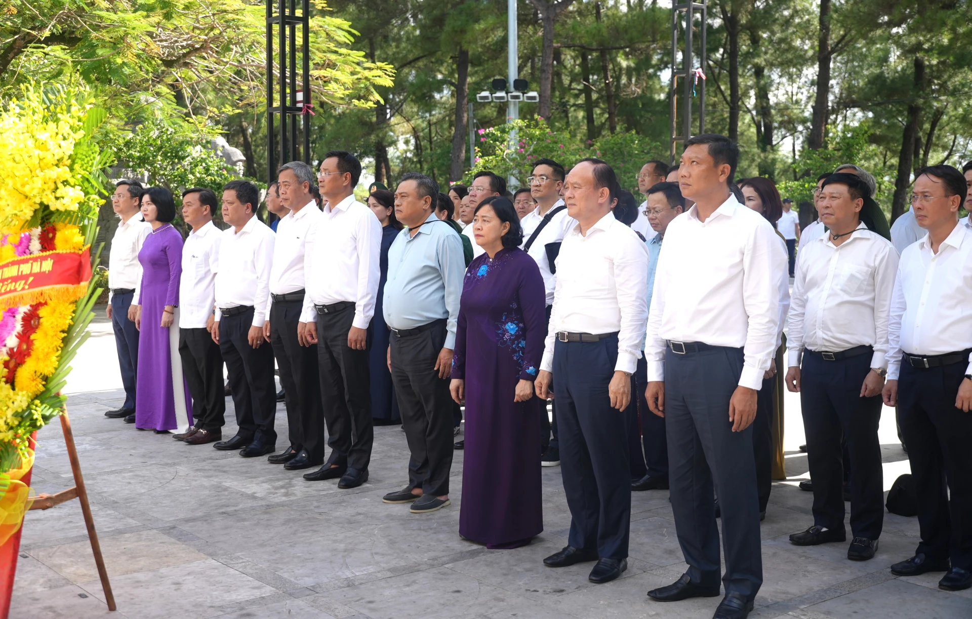 Các đại biểu dâng hương, dâng hoa tại Đài tưởng niệm Nghĩa trang liệt sĩ Quốc gia Trường Sơn - Ảnh: Trung Đức