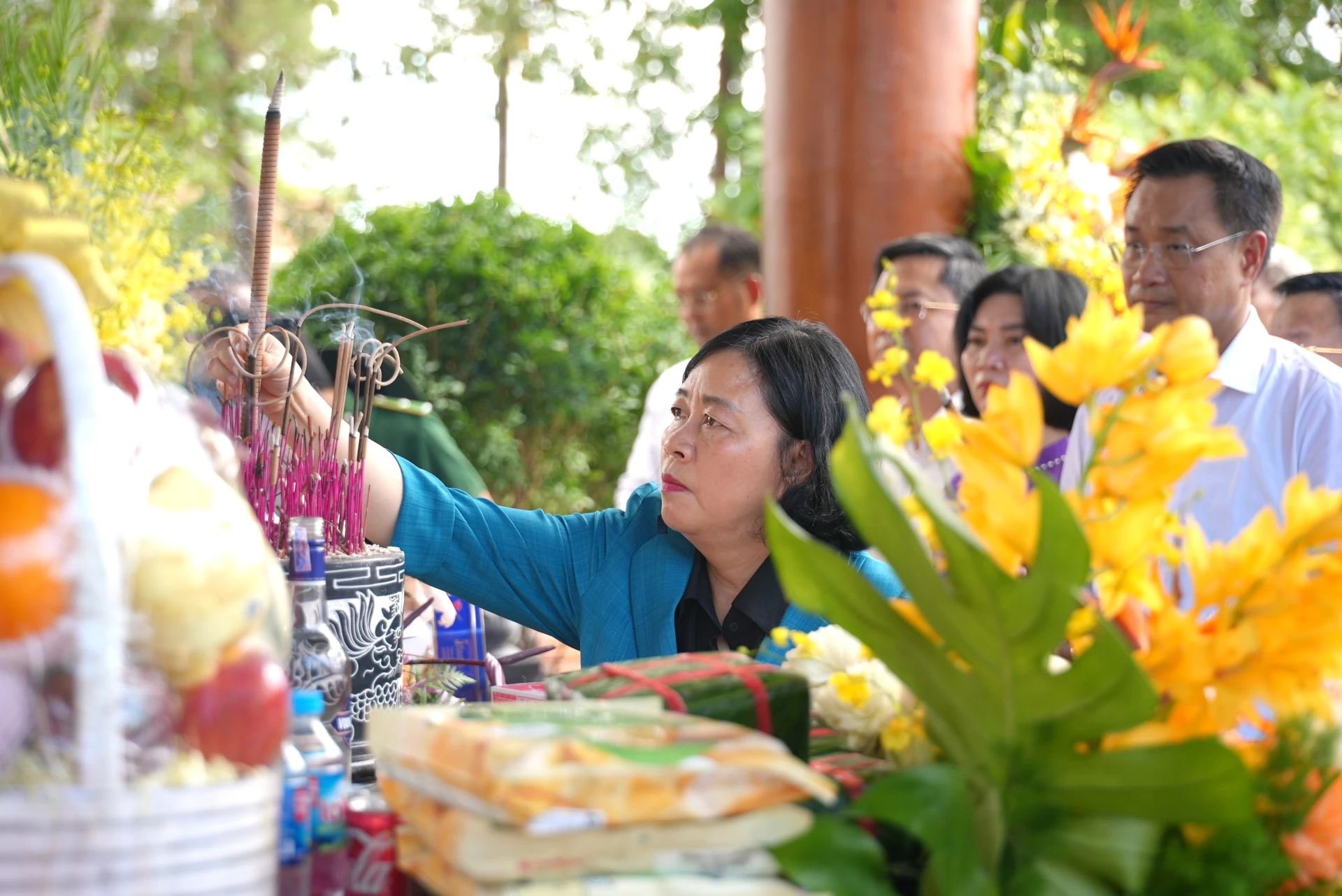 Đồng chí Bùi Thị Minh Hoài, Bí thư Thành ủy Hà Nội dâng hương tri ân các anh hùng liệt sĩ - Ảnh: Trung Đức