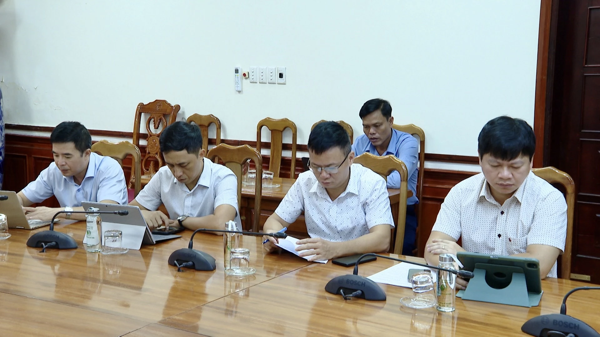 Các đại biểu tham dự phiên họp tại điểm cầu Quảng Trị - Ảnh: T.H