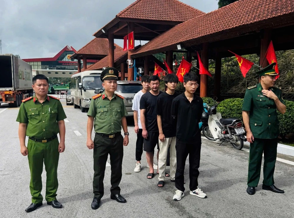Lực lượng Công an tỉnh Quảng Trị Trao trả người nước ngoài nhập cảnh trái phép tại Cửa khẩu Hữu Nghị, tỉnh Lạng Sơn  - Ảnh: T.T