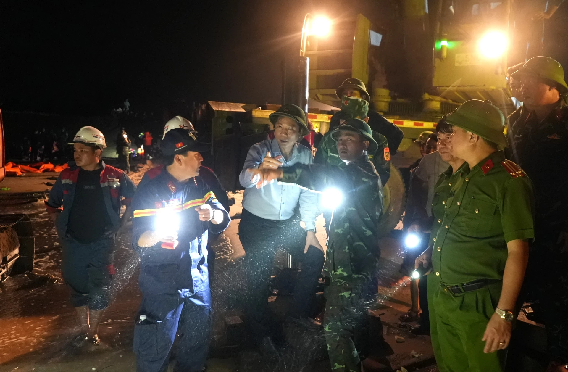 Đồng chí Hoàng Nam, Phó Chủ tịch Thường trực UBND tỉnh nhấn mạnh mục tiêu cao nhất là sớm tìm thấy các thuyền viên mất tích - Ảnh: Trung Đức